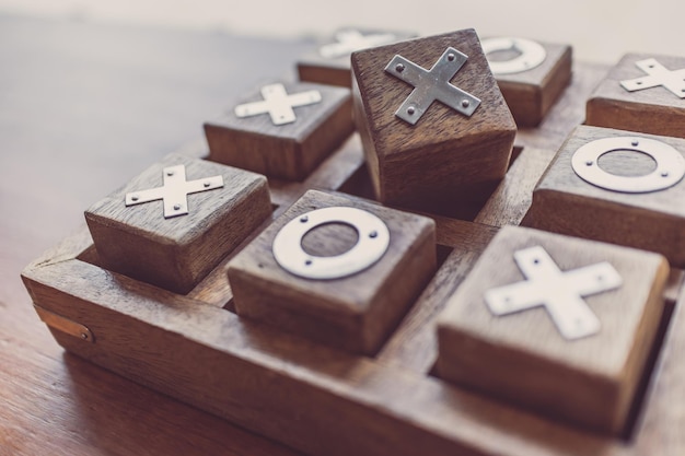 Vintage tic tac toe houten bordspel op houten tafel met selectief focussen, schaven en conceptueel denken