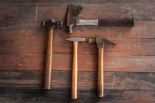 Foto strumento vintage martello e ascia per falegname lavoro di legno sul pavimento in legno