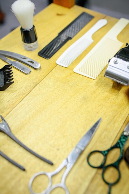 Винтажные инструменты парикмахерской на светлом деревянном фоне