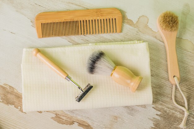 Vintage tools voor scheren en zelfverzorging op een houten ondergrond. Hygiëne. Plat leggen.