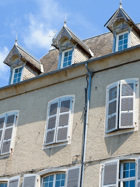 写真 フランスのピレネー山脈フランスのシャッター付き窓のあるシンプルなオリジナルのタウンハウスのビンテージ トップ