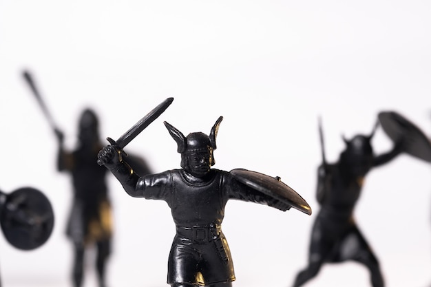 빈티지 장난감 블랙 바이킹 군인 흰색 배경에 고립입니다.