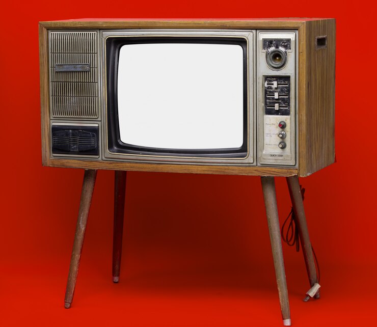 Фотография vintage tv: старый ретро телевизор, изолированных на красном фоне.