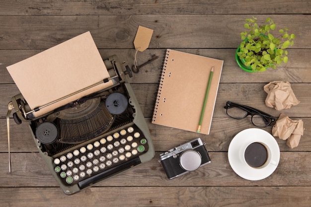 Vintage typemachine op het oude houten bureau