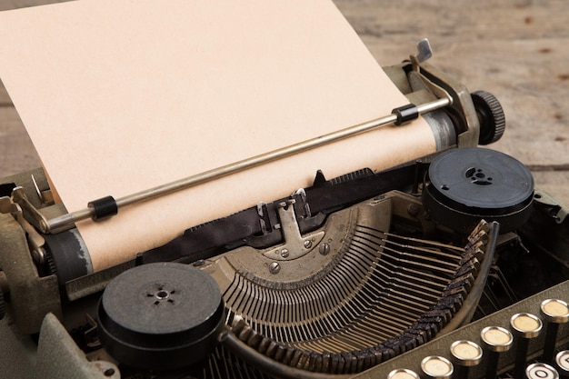 Vintage typemachine op het oude houten bureau