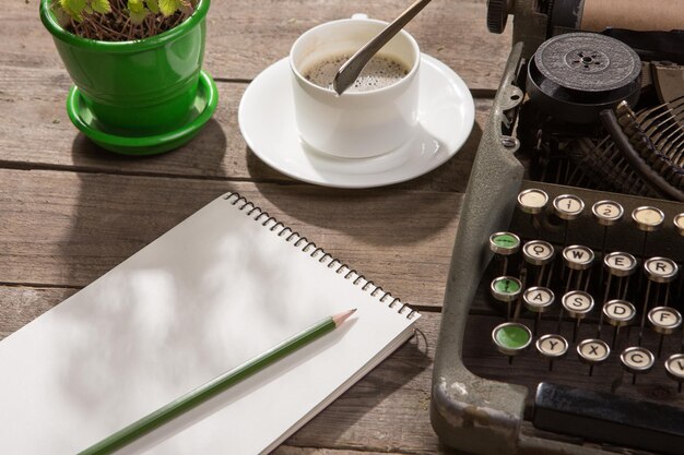 Vintage typemachine op het oude houten bureau