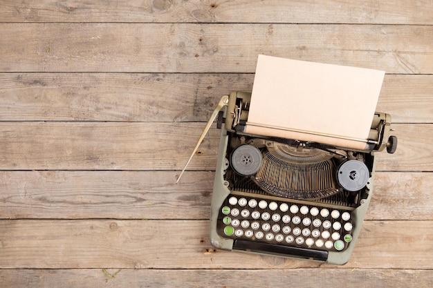 Vintage typemachine op het oude houten bureau