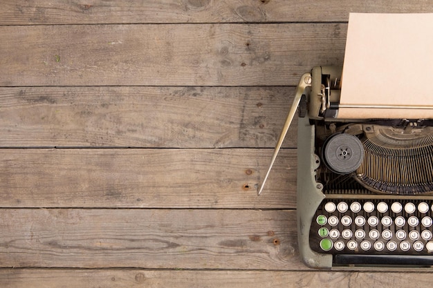 Vintage typemachine op het oude houten bureau