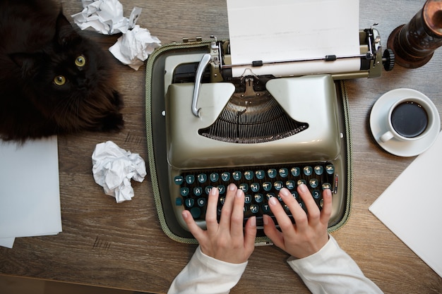 Фото Старинная пишущая машинка и белая бумага