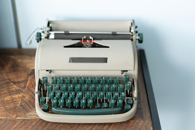 Vista dall'alto della tecnologia della macchina retrò dell'intestazione della macchina da scrivere vintage