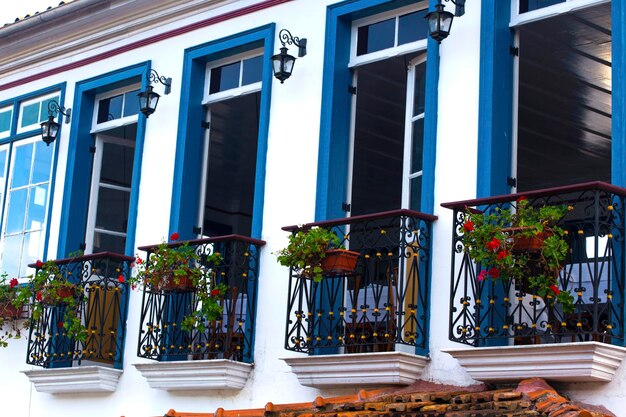 Vintage uitzicht op het prachtige balkon in de straten van de beroemde historische stad Ouro Preto Minas Gerais Brazil