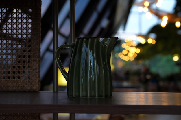 部屋の装飾用のヴィンテージの花瓶または水差し磁器の水差しまたは花瓶 Teko atau vas porselen