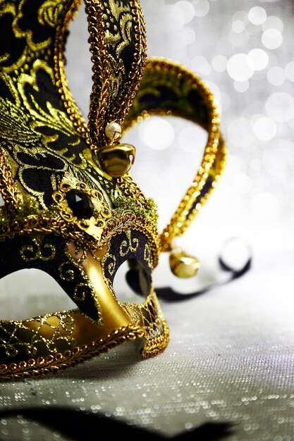 Винтажная венецианская карнавальная маска с блестящим фоном