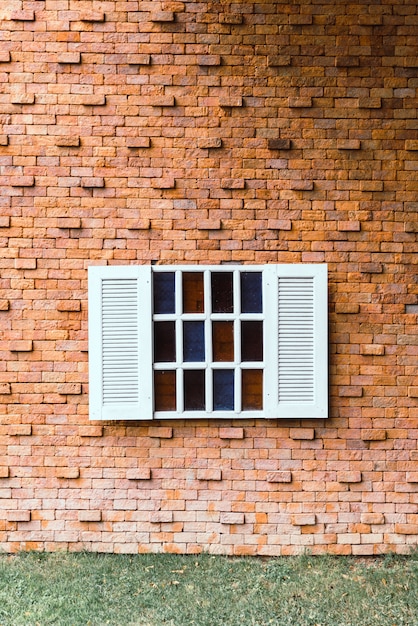 vintage venster op bakstenen muur