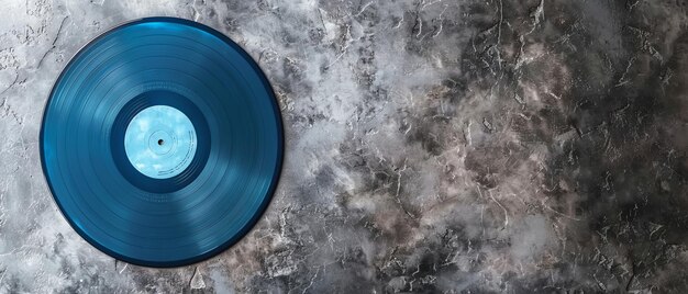 Vintage vibes verouderd zwart papier en blauwe vinyl lp op stenen achtergrond