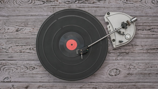 Vintage vinyl platenspeler ingebouwd in een houten tafel. Retro techniek voor het afspelen van muziek.