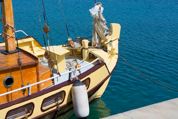 Vintage vissersboot in de haven