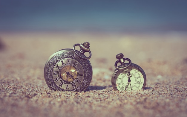 Foto orologio vintage sulla spiaggia