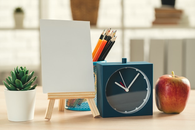 Vintage wekker en appel op houten bureau