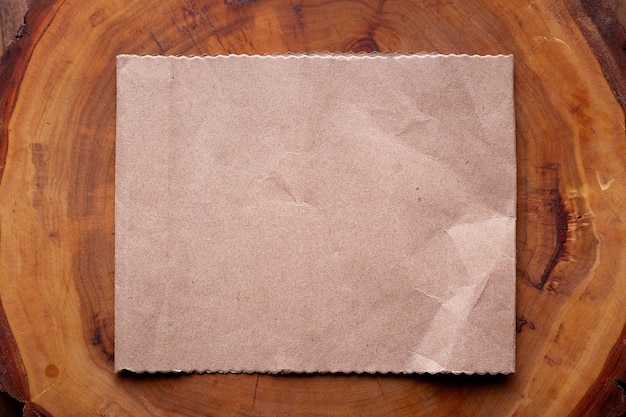 старинный список белой бумаги на текстурированном деревянном столе