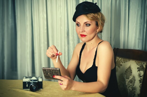 Foto ritratto vintage di una donna con una sigaretta
