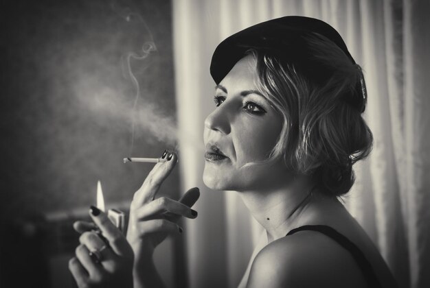 Photo vintage woman portrait with cigarette