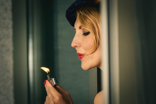 Photo vintage woman portrait with lighter