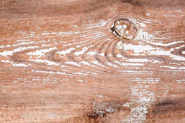 Struttura in legno vintage con resti di vernice bianca.