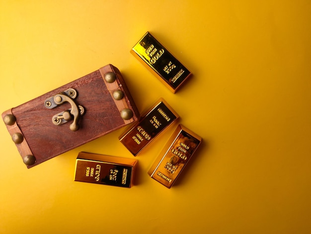 Photo vintage wooden box with gold bar