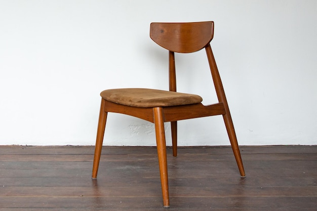 Photo vintage wooden chair on on wooden parquet floor