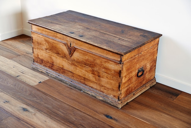 Photo vintage wooden chest