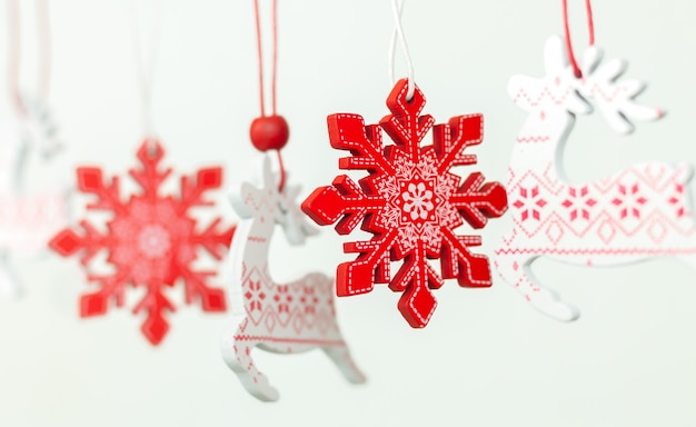 ヴィンテージの木製のクリスマスツリーの飾りや装飾。クリスマスの鹿と雪片