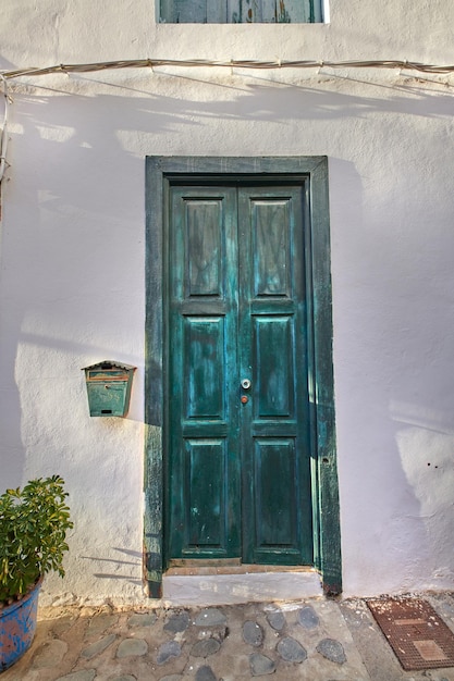 열대 마을이나 산타 크루즈 라 팔마 스페인(Santa Cruz La Palma Spain) 시의 역사적인 거리에 있는 빈티지 나무 문