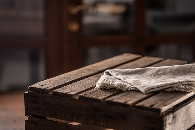 Foto tavolozza vintage in legno con sopra un panno di lino bianco.