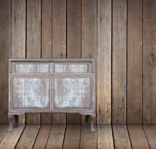 Фото Винтажный деревянный стол в деревянной комнате.