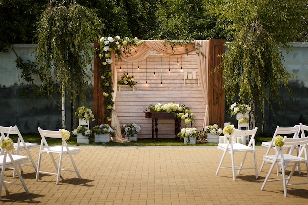 Decorazione di nozze in legno vintage per cerimonia di matrimonio con foglie verdi e fiori