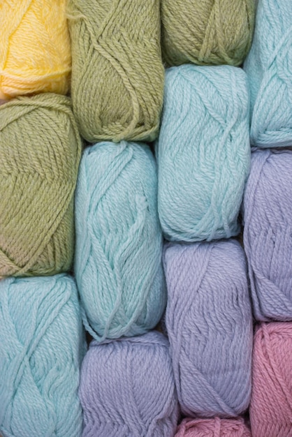 かぎ針編みと編み糸の手作りのカラフルなパステル冬の服のためのヴィンテージの毛糸ボール
