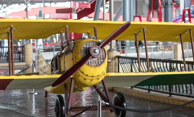 Foto aereo giallo vintage con un'elica nel parcheggio