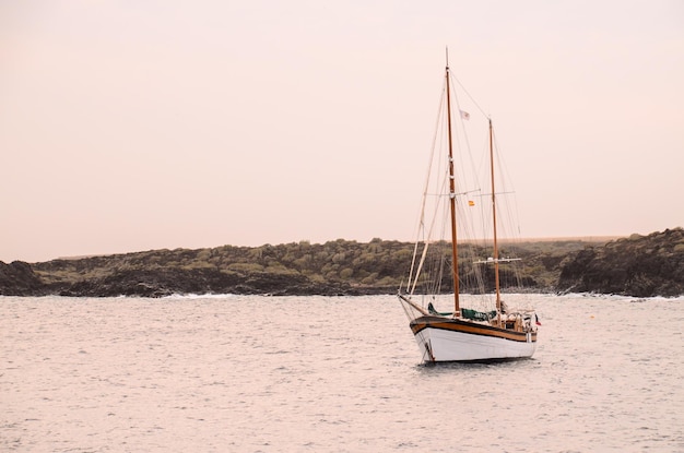 Vintage zeilboot houten vaartuig in de oceaan