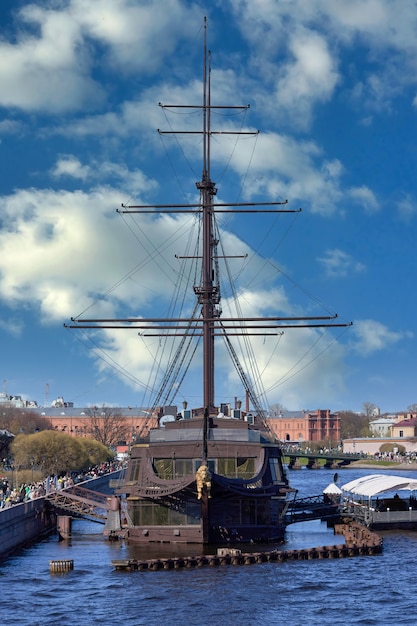 Vintage zeilschip op de rivier de Neva in Sint-Petersburg tegen de achtergrond van wolken en blauwe lucht