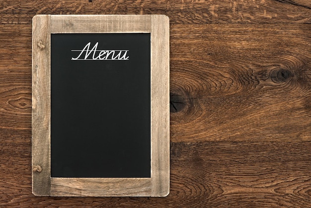 vintage zwart bord op houten achtergrond