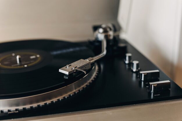 Vinyl platenspeler thuis close-up