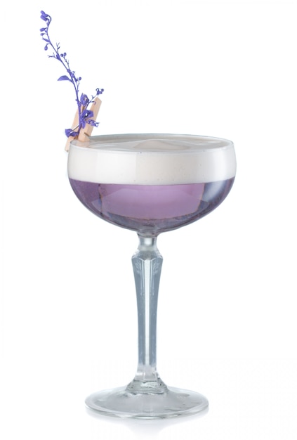 Foto cocktail viola dell'alcool con gin e fiore della lavanda isolati