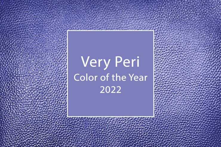 फोटो violet leather background texture. very peri color of the year 2022.