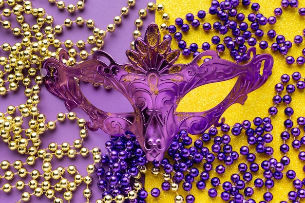 Foto maschera viola e collane di perle