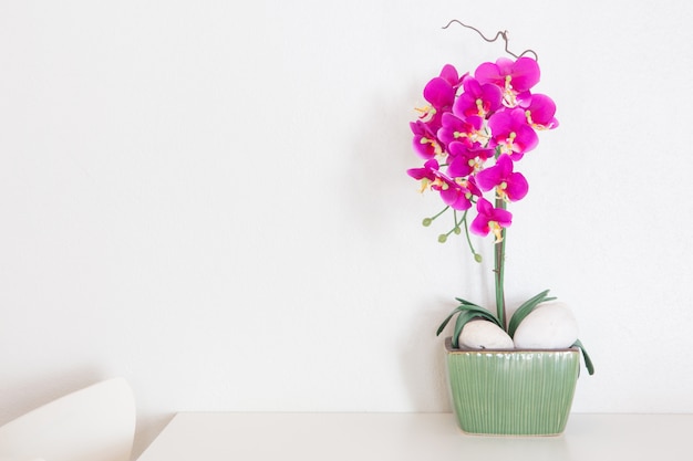 Photo violet orchids decor on white dinner table