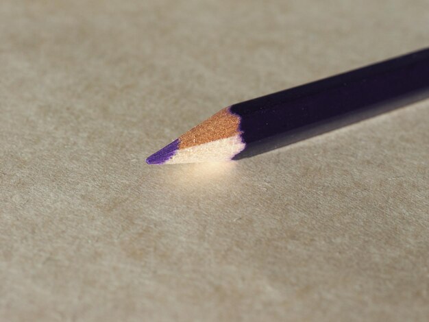 Violet potlood over papier