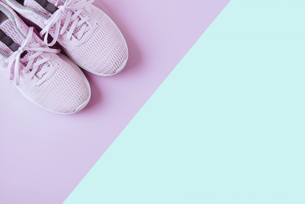 Фото Фиолетовые кроссовки, розовый и синий фон.