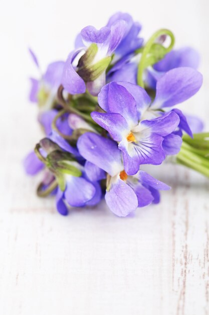 木製のテーブルにスミレの花