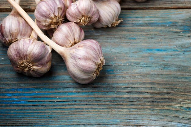 Violette knoflook op hout